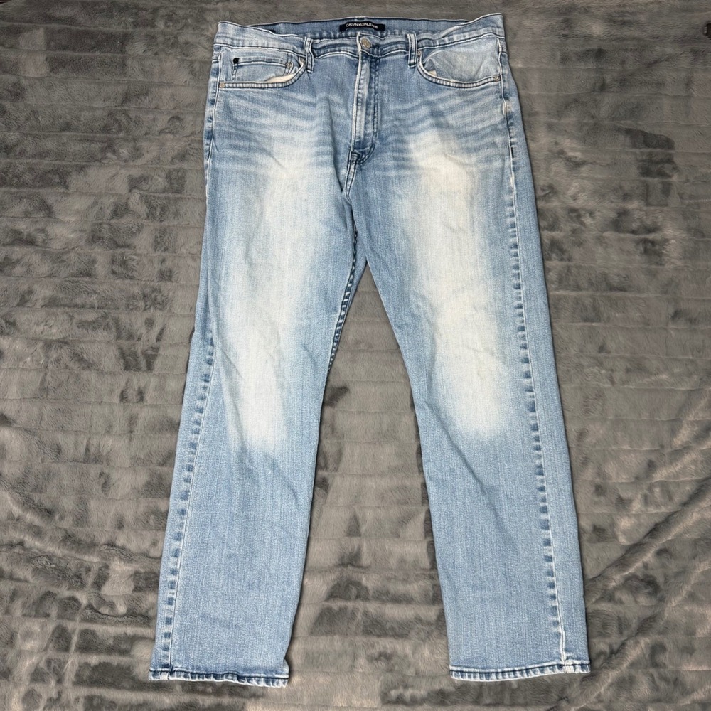 Calvin Klein Jeans Mens 38x30 Straight Leg Light Wash Blue Denim Jeans